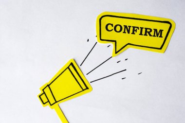 Konuşma baloncuklu megafon. Kelime itirafı. Konuşmacı. İş, pazarlama ve reklam afişi.