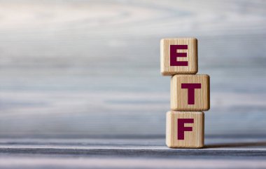 ETF (Borsa Ticaret Fonu) - tahta küplerle ilgili kelime arka plandaki güzel boşanmalarla birlikte. İş ve finans kavramı.