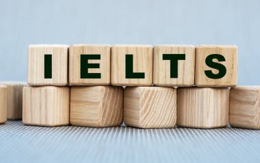 IELTS - güzel gri bir arka planda tahta küplerle ilgili bir kelime. İnanç psikolojisi kavramı.