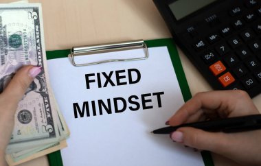 Bir kadının eli deftere 