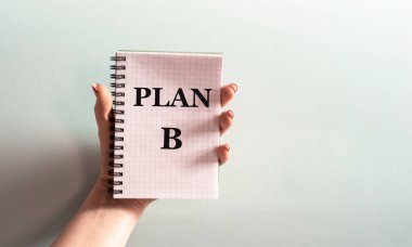 Bir kadının elinde arka planda 