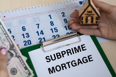 ÖZGÜRLÜK - bir klasördeki sözcük ev ve parayla kadın elinin arka planına karşı. İş konsepti