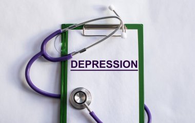 Not defteri, steteskoplu bir masada kelime bunalımıyla doludur. Tıbbi konsept