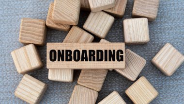 Tahta parmaklıklar ve gri arka plandaki küplerle ilgili bir söz. İş ve konsept