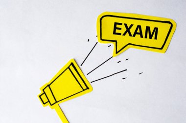 Konuşma baloncuklu megafon. Kelime sınavı. Konuşmacı. İş, pazarlama ve reklam afişi.