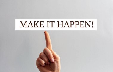 Kadının işaret parmağı, üzerinde 