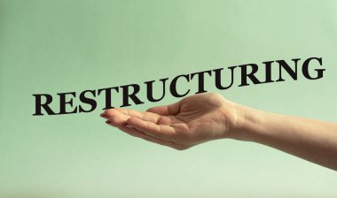 RESTRUCTURING - Nane arkaplanda bir kadının elinde kelime. İş arama konsepti