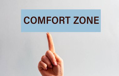 Kadının işaret parmağı, üzerinde 