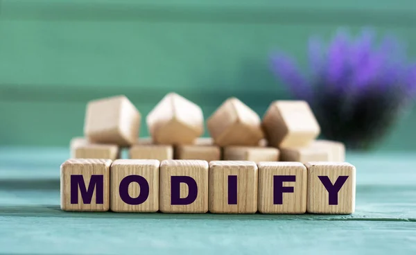 Modify Слово Деревянных Кубиках Зеленом Фоне Лавандой Концепция Бизнеса — стоковое фото