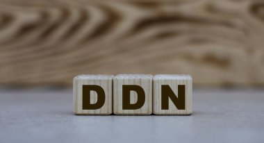 Küpler ve güzel ahşap arka planda DDN konsepti