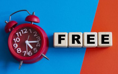 ÖZGÜRLÜK - Ahşap küplerin çok renkli arka planda kırmızı alarmlı saati var. İş konsepti