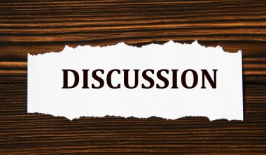 DISCUSSION - beyaz yırtık bir kağıt parçası üzerinde kelime ahşap arka planda. Bilgi kavramı