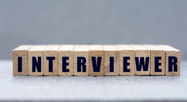 Röportaj. Gri arka planda tahta parmaklıklar var. İş konsepti