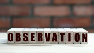 bir tuğla duvarın arka planına karşı küpler üzerinde OBSERVATION kavramı