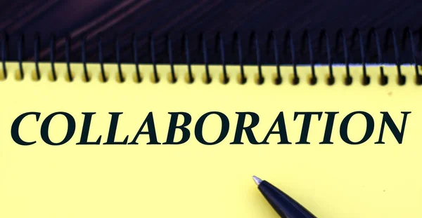 在黄色的背景上 用笔记本笔写着Collaboration字 业务概念 — 图库照片