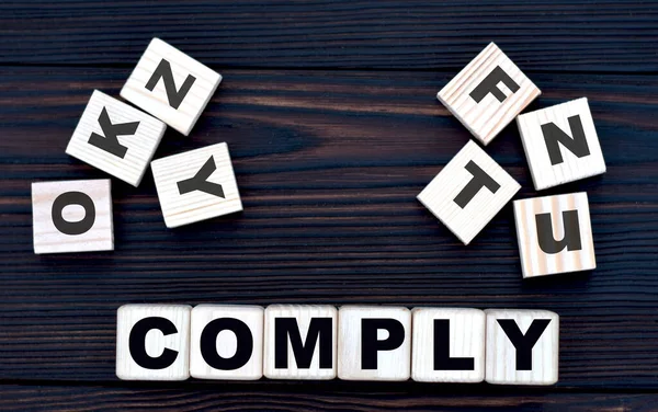 概念词Comply Cube Dark Wooden Background Letters — 图库照片