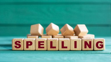 Heceleme - yeşil arka planda tahta küplerle ilgili kelime. İş konsepti