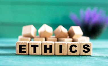 ETHICS - lavantalı yeşil arka planda tahta küplerle ilgili bir söz. İş konsepti