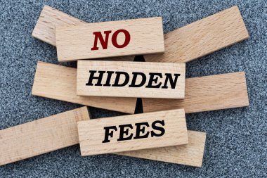 Gizli ücretler yok. Gri arka planda tahta parmaklıklar üzerinde boş alan olan kelimeler. İş konsepti