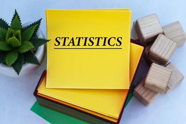 Estadísticas Palabra Papel Nota Amarillo Sobre Fondo Claro Con Cactus — Foto de Stock