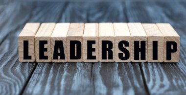 Küpler üzerinde güzel, gri bir arka planda liderlik kavramı