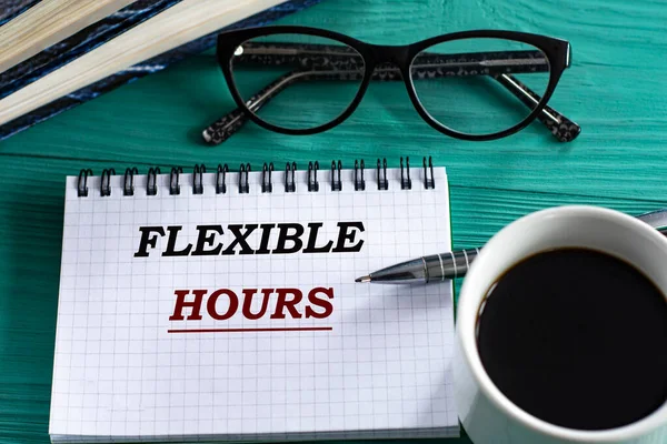 Flexible Hours Слова Блокноті Дерев Яному Зеленому Тлі Калькулятором Ручкою — стокове фото