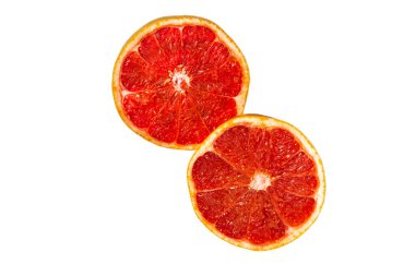 Beyaz arka planda izole edilmiş taze greyfurt dilimleri