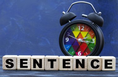 konsept sözcükler SENTENCE bir saat ile mavi arka plan küpleri üzerinde
