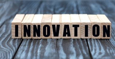 Küpler üzerine inovasyon kavramı koyu ahşap arka planda