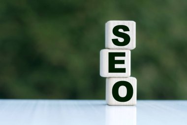 Küpler üzerindeki SEO sözcüğünün konsepti güzel yeşil bir arka planda.