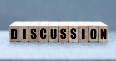 DISCUSSION - gri bir arka planda ahşap parmaklıklar üzerinde kelime. İş konsepti