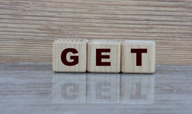 konsept kelime tahta arka planda ayna görüntüsü olan küplere bin