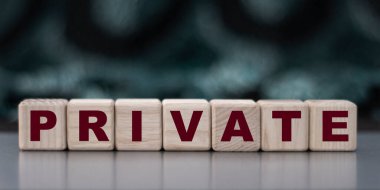 Özelleştir - ahşap küplerle ilgili kelime bulanık kamuflaj arka planında. İş konsepti