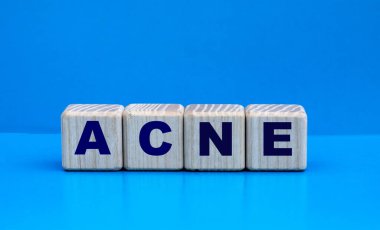 Güzel mavi bir arka planda küpler üzerinde sivilce kavramı