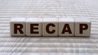 Küpler üzerinde güzel bir arkaplanda RECAP kavramı. İş konsepti.