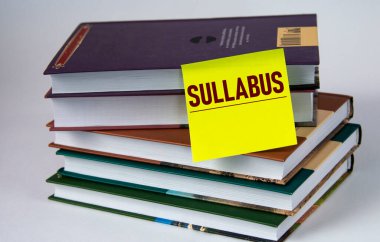 SULLABUS - ders kitaplarının arka planına karşı sarı bir kağıt parçası üzerinde kelime.