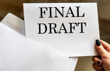 Nihai DRAFT kelimeleri zarftan yazılmış. İş konsepti