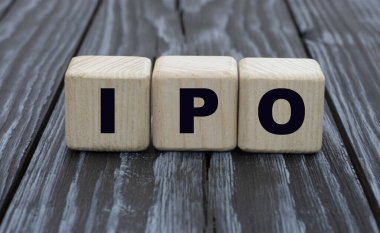 Koyu gümüş ahşap arka planda parmaklıklar üzerinde halka arz kavramı