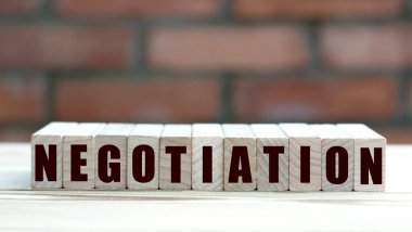 bir tuğla duvarın arka planına karşı küp üzerinde pazarlama kavramı