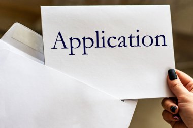 Zarftan gelen mektupta yazılan kabul belgesi. İş konsepti