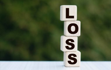 Güzel yeşil bir arka planda küpler üzerinde kayıp kelimesinin konsepti