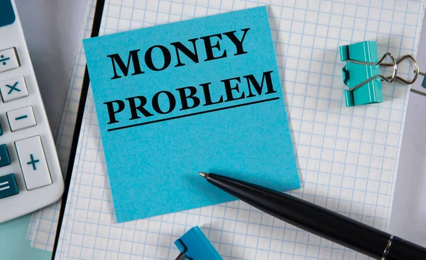 Problema Dinero Palabra Pedazo Papel Azul Sobre Fondo Cuaderno Calculadora — Foto de Stock