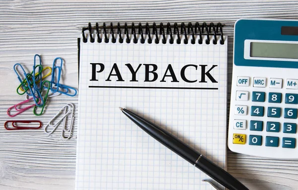 Payback Palabra Cuaderno Sobre Fondo Madera Clara Con Una Calculadora — Foto de Stock