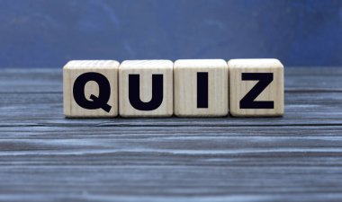 konsept kelime QUIZ Gri arkaplanda tahta küpler