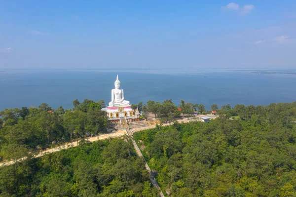 Wat Phra Bat Phu Pan Kham ile Tayland 'da Khon Kaen hava manzaralı.