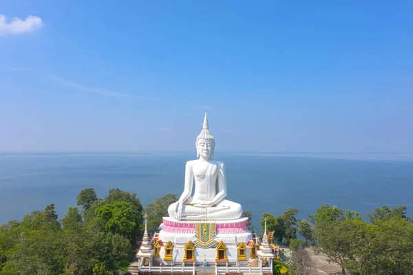 Wat Phra Bat Phu Pan Kham ile Tayland 'da Khon Kaen hava manzaralı.