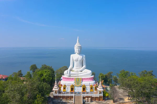 Wat Phra Bat Phu Pan Kham ile Tayland 'da Khon Kaen hava manzaralı.