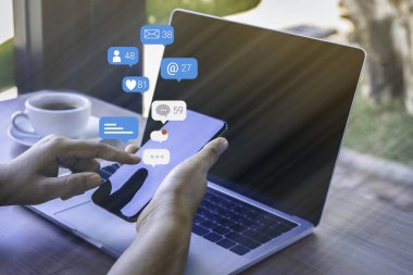 Sosyal medya pazarlama kavramına sahip cep telefonu kullanan kişi.