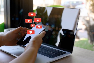 Sosyal medya kavramına sahip akıllı telefon kullanan bir kadın..
