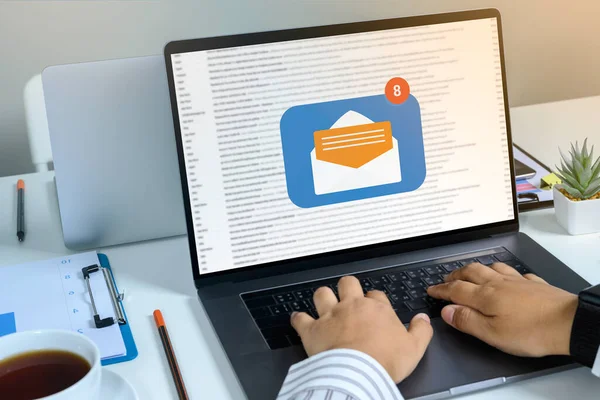 Persona Che Utilizza Computer Portatile Con Messaggio Connessione Comunicazione Mail — Foto Stock